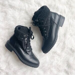 Black Combat Boots Shearling Lined Lace-Up Size 8
Gently used. Worn once